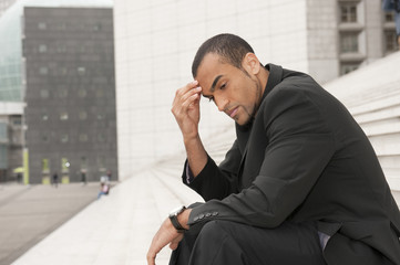 Homme soucieux sur les marches