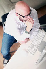 stylische Mann am Computer