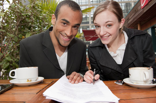 Signer le contrat au restaurant