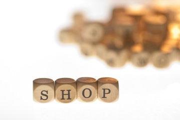 Wort "Shop" aus Buchstabenwürfeln, freigestellt, Freisteller