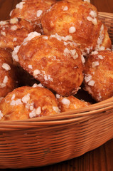 Panier avec des chouquettes