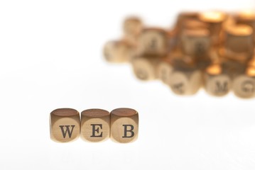Wort "Web" aus Buchstabenwürfeln, freigestellt, Freisteller