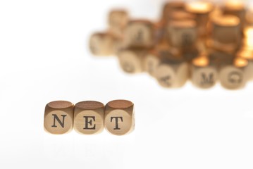 Wort "Net" aus Buchstabenwürfeln, freigestellt, Freisteller