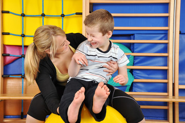 Physiotherapie mit kleinem Jungen