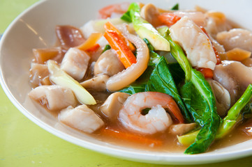 Seafood and Noodles in a Creamy Sauce : Guaitiao Rad Na