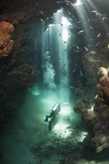 Tissu par mètre Plonger Scuba diver in an underwater cave