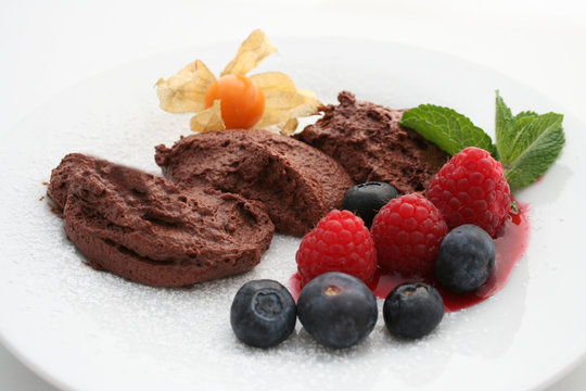 Mousse au Chocolat mit frischen Fr&uuml;chten