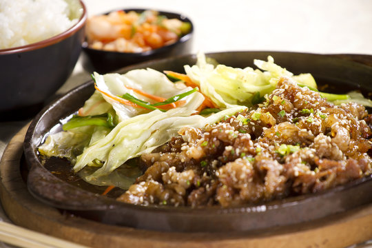 ิำำbeef set, yakiniku beef fried on pan with vegetable.
