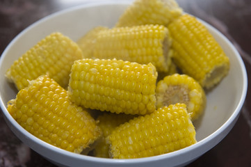 Hot sweet corn cobs