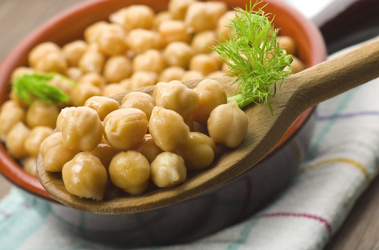 Spoon of chickpeas with fennel leaves