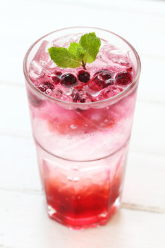 berries soda drink