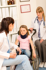 Obraz premium Young girl on wheelchair visit doctor