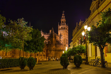 Obraz premium Katedra La Giralda w Sewilli w Hiszpanii