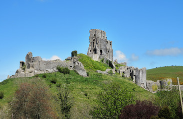 Obraz premium Remains of Corfe Castle in England