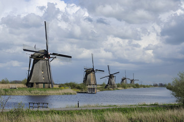 Naklejka premium windmills before storm, kinderdijk, netherlands