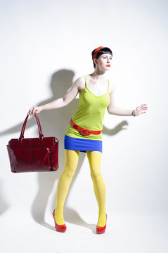 Junge Frau tr&auml;gt farbige Kleidung (Color Blocking)