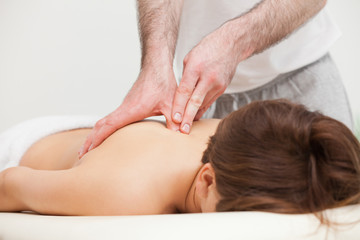 Obraz na płótnie Canvas Terapeuta masażu grzbietu kobiety stojąc