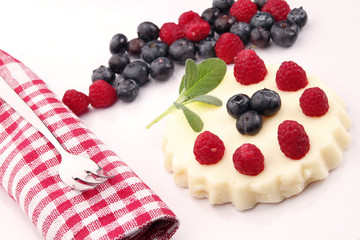 dessert mit waldfrüchten