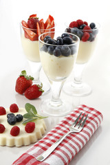 dessert mit waldfrüchten