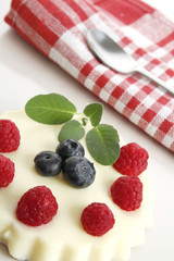 dessert mit waldfrüchten