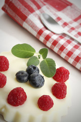 dessert mit waldfrüchten