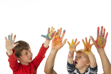 Vater malt mit seinen Kindern mit Fingerfarbe