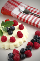 dessert mit waldfrüchten