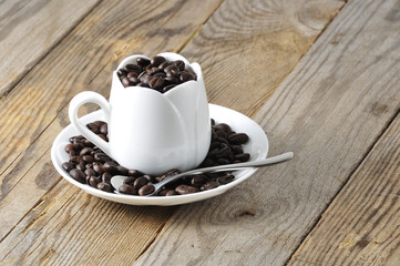 tazzina con chicchi di caffè