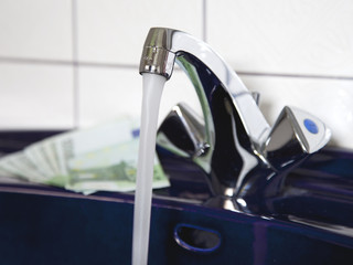 Wasserhahn und Geld