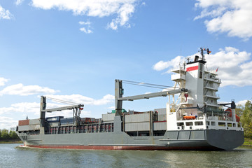 Obraz premium Containerschiff auf dem Nord-Ostsee-Kanal