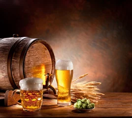 Cercles muraux Bière Baril de bière avec verres à bière sur une table en bois.