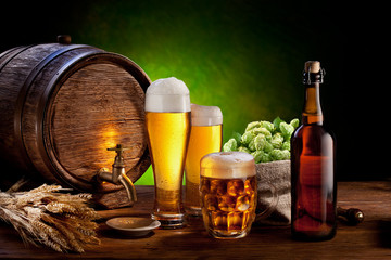 Baril de bière avec verres à bière sur une table en bois.