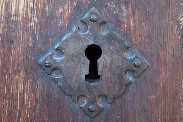 Cerradura de hierro antigua de una puerta de madera
