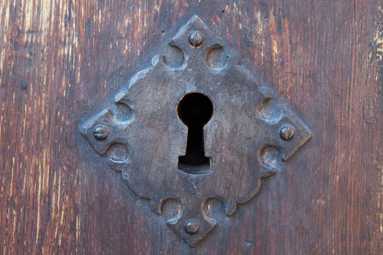 Cerradura de hierro antigua de una puerta de madera
