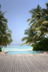 Fototapeta na wymiar Luksusowe tropikalne Infinity Pool na Malediwach