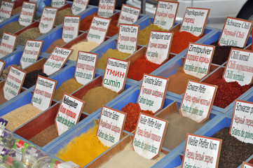 Fototapeta na wymiar Gewürze auf einem Türkischen Markt