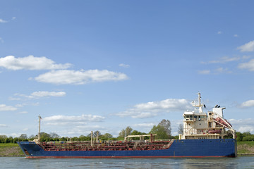 Fototapeta premium Tanker auf dem Nord-Ostsee-Kanal bei Kiel, Deutschland