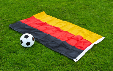 Fußball und Flagge auf dem Fußballplatz