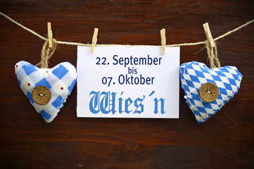 2 Stoffherzen mit Wiesn auf Holzwand