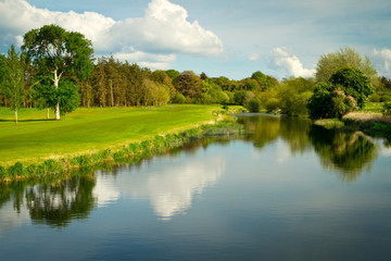 Fototapeta na wymiar Idylliczne golf z odbicia w rzece