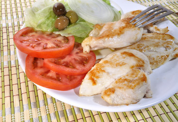 Pollo con ensalada.