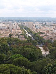 Fototapeta na wymiar Avenue Jean Jaurés à Nîmes