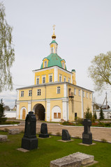 Церковное кладбище и православная церковь.
