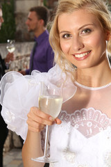 Braut mit Sektglas