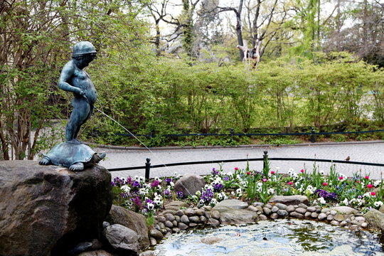 Petit gar&ccedil;on faisant pipi dans une fontaine.