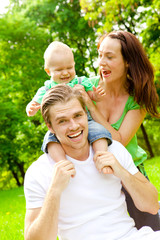 familie im park