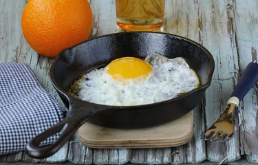 Abwaschbare Fototapete Spiegeleier fried egg in a frying pan, a traditional breakfast