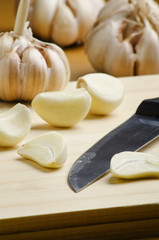 Fototapeta na wymiar garlic cloves and fruit knife