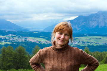 Fototapeta na wymiar Wieś, lato, Alpy i portret kobiety