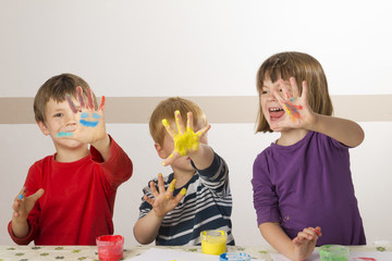Kinder malen mit Fingerfarben